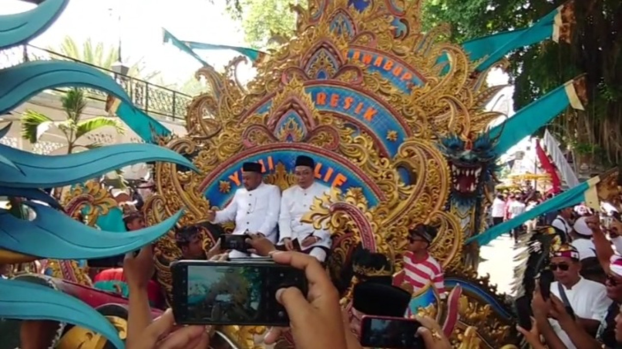 Resmi Daftar ke KPU, Pasangan Cabup Cawabup Gresik Yani-Alif Diarak Kereta Kencana
            - galeri foto