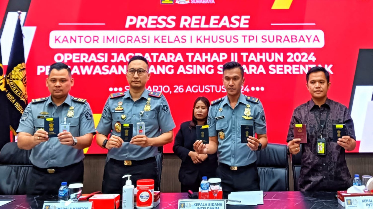 Imigrasi Kelas I Khusus TPI Surabaya di Juanda Amankan Enam Warga Negara Asing (WNA)
            - galeri foto