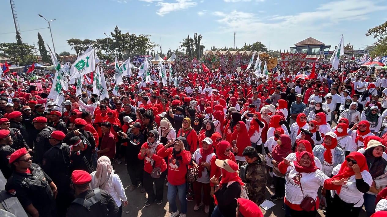 Terpantau Ribuan Warga Indramayu Hadir Dukung dan Kawal Pasangan Nina Agustina-Tobroni Sebelum ke KPU : Lanjutkan !
            - galeri foto