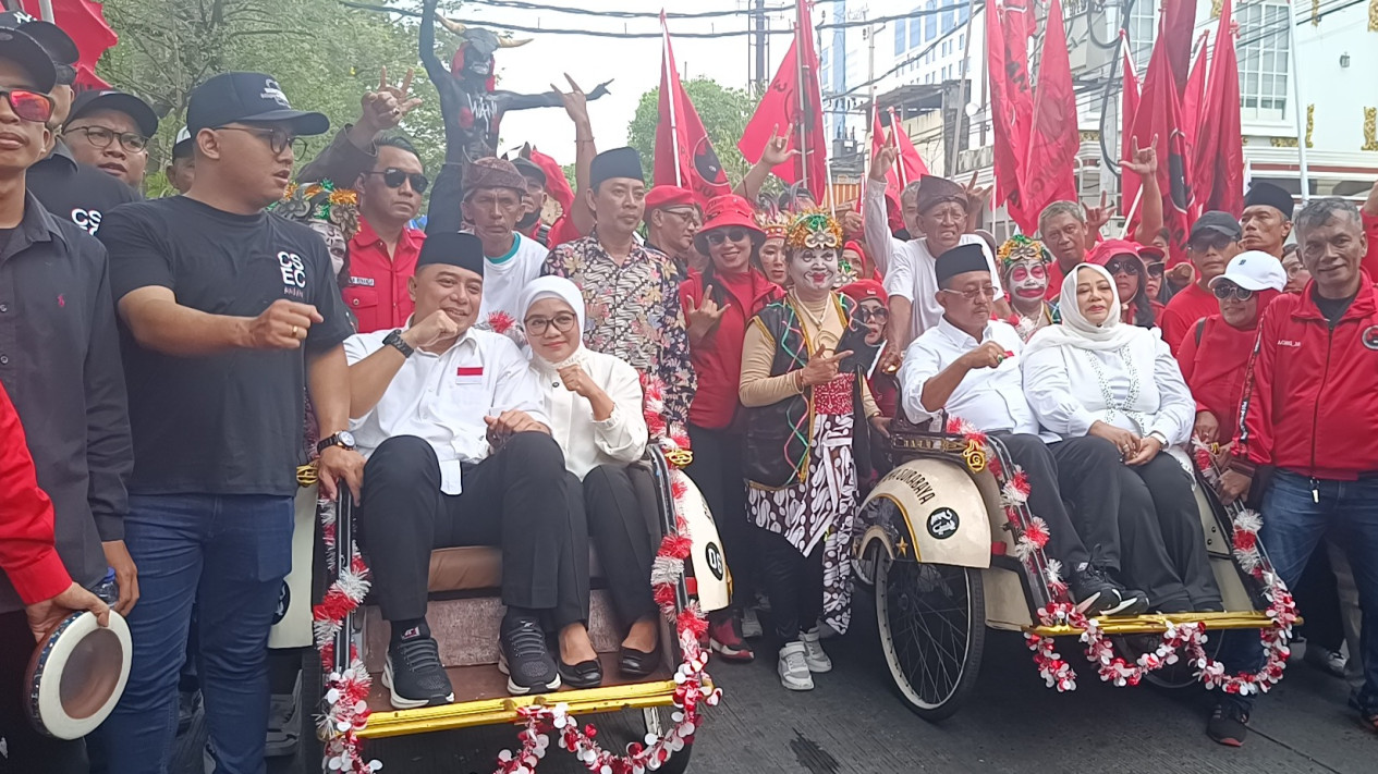 Diusung 18 Parpol, Eri-Armuji Naik Becak Menuju KPU Surabaya
            - galeri foto