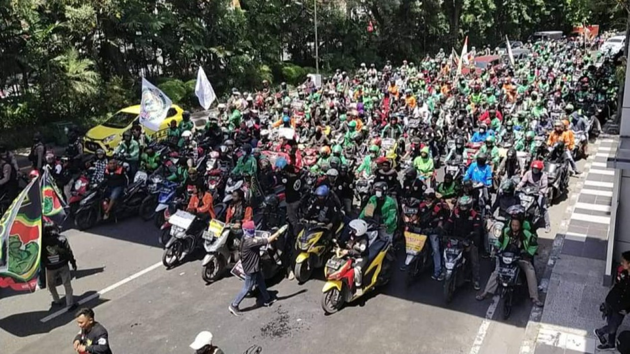 Frontal Tegaskan Tidak Ada Aksi Unjuk Rasa Turun ke Jalan dari Ojol dan Taksi Online Jawa Timur
            - galeri foto