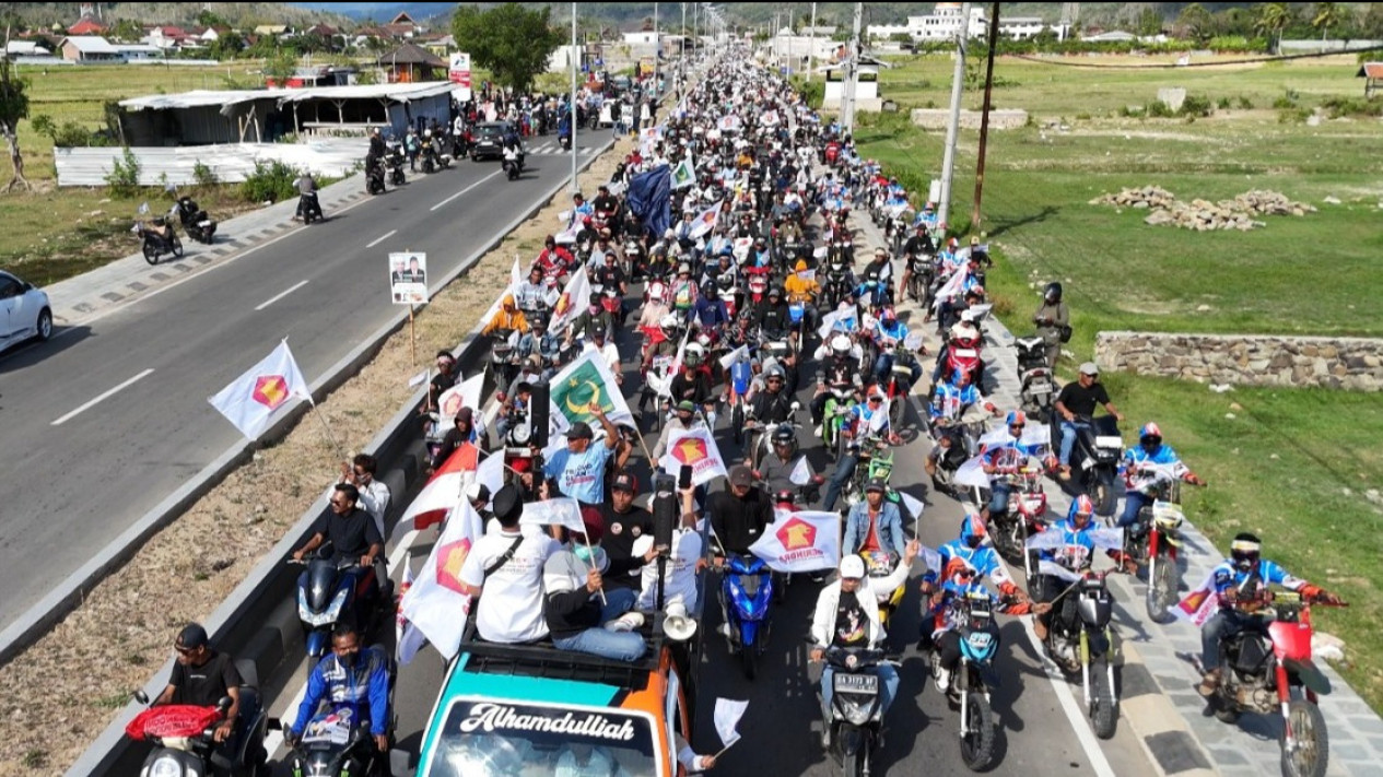 Puluhan Ribu Pendukung Antar Fud-Aher Daftar ke KPU Sumbawa Barat
            - galeri foto