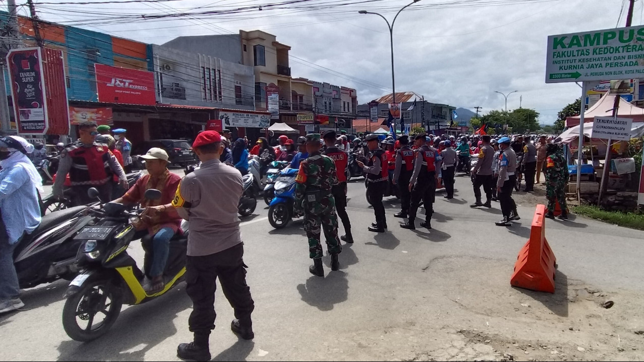 Ratusan Personel Polres Palopo Amankan Jalannya Pendaftaran 3 Paslon di KPU
            - galeri foto