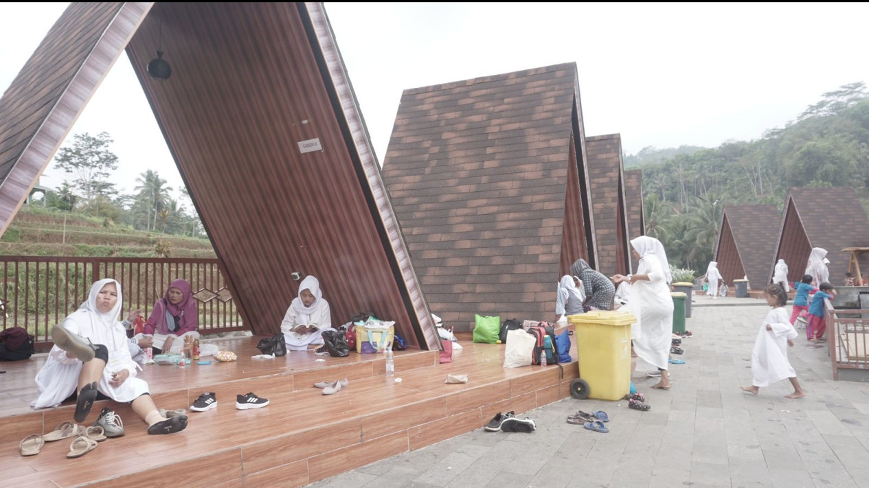 Serunya Makan Bersama Keluarga di Alam Terbuka Wahana Alam Parung Tasikmalaya
            - galeri foto