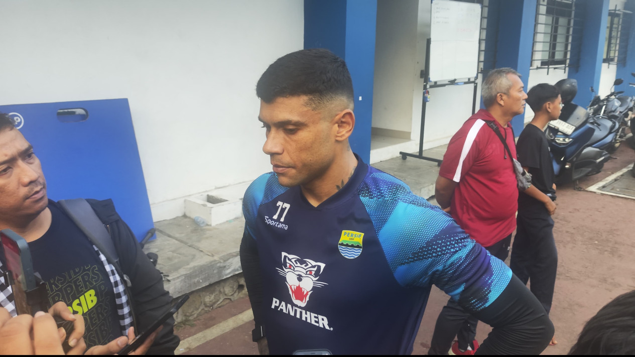 Betah di Bandung, Striker Brasil Persib Punya Jawaban Sendiri Soal Rencana Naturalisasi
            - galeri foto