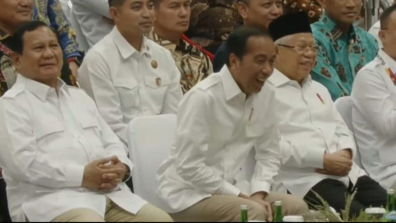 Momen Jokowi Tertawa Lepas dalam Acara Apel Akbar Kader Gerindra, Ini Penyebabnya
            - galeri foto