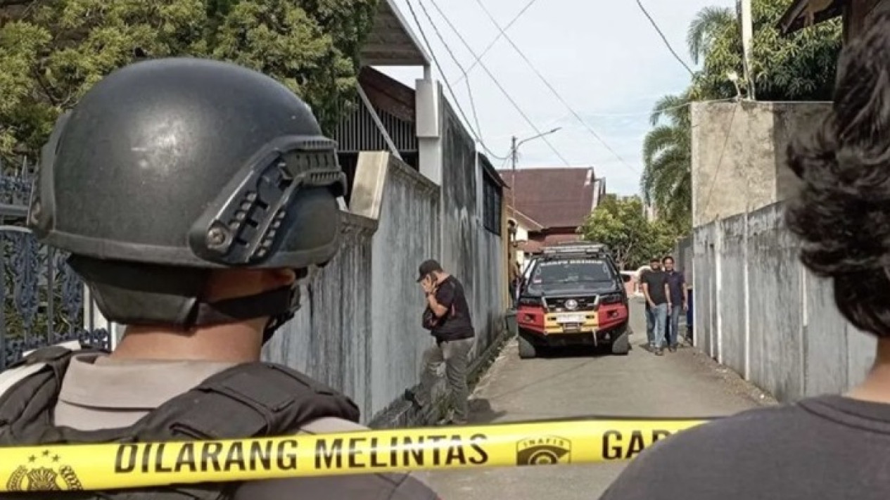 Saat Azan Subuh Berkumandang Rumah Bacagub Aceh Dibom Orang Tak Dikenal, Begini Kondisinya
            - galeri foto