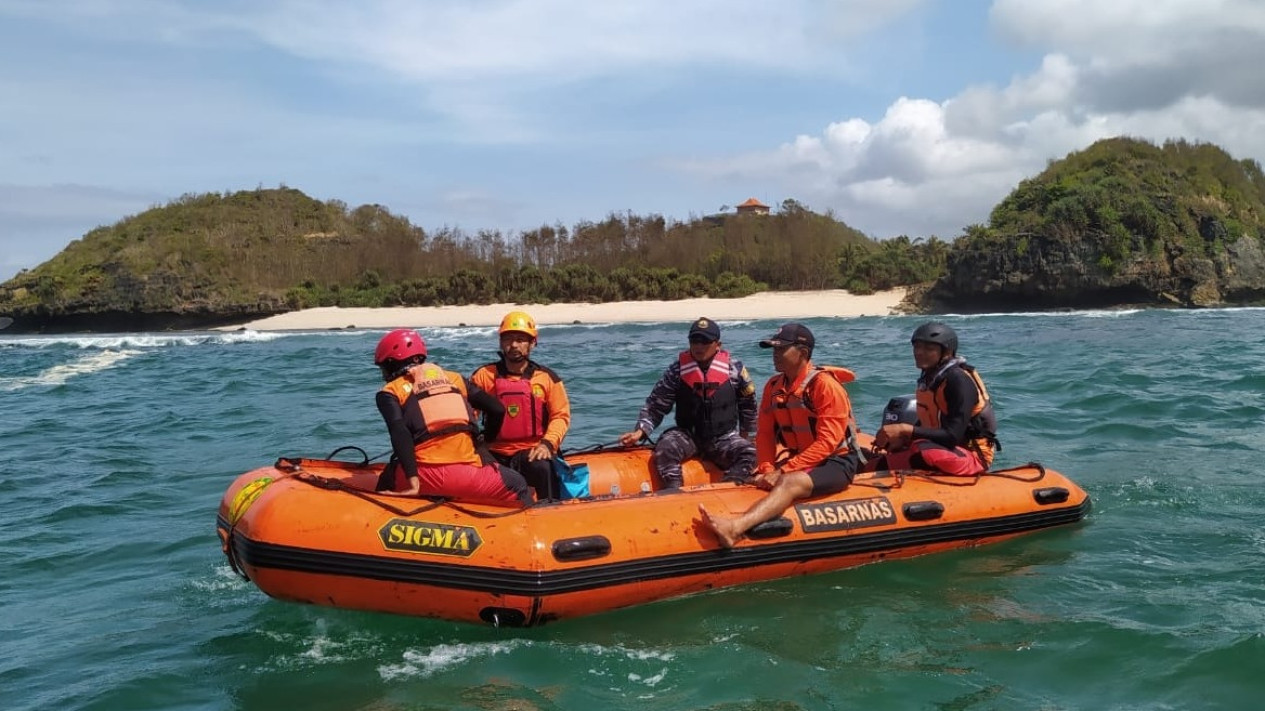 Seorang Nelayan di Pacitan Hilang, Diduga Tenggelam Dihantam Ombak
            - galeri foto