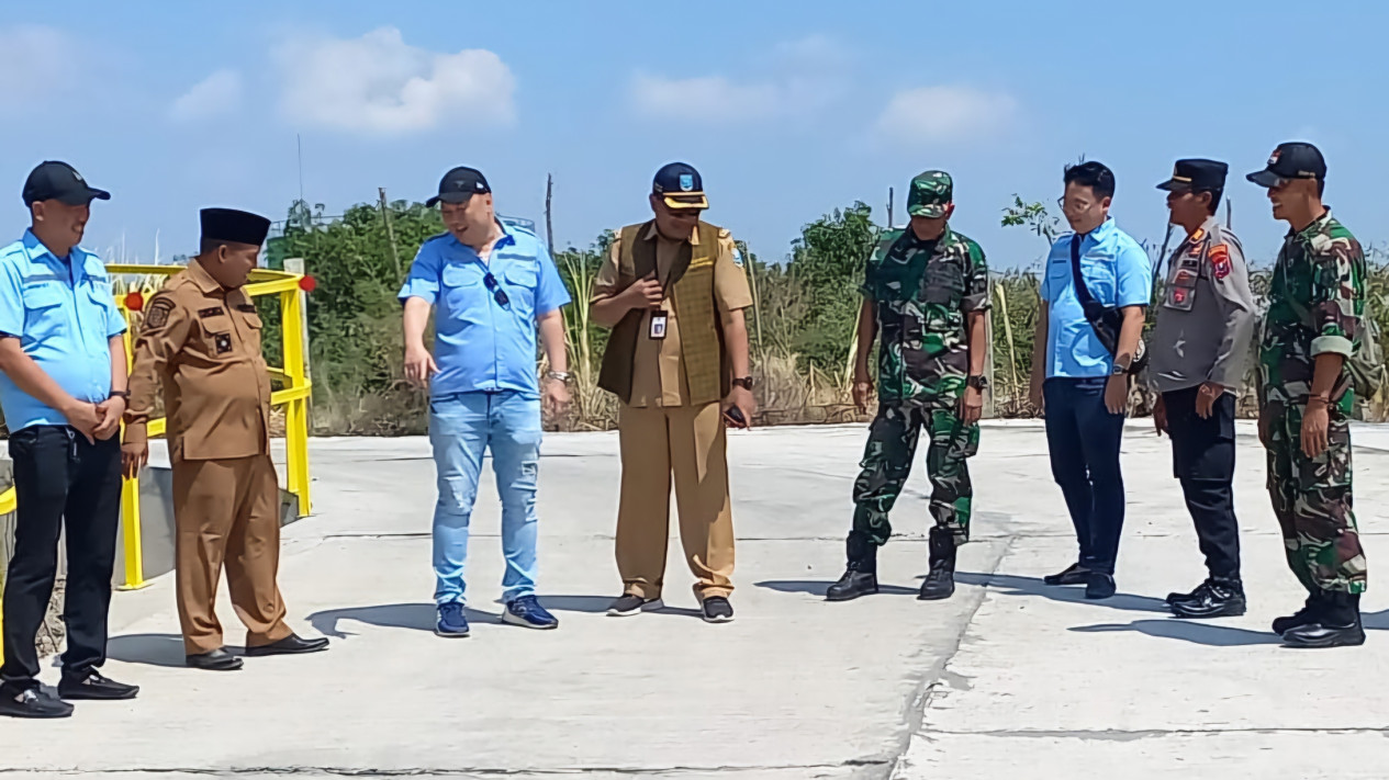 Tingkatkan Perekonomian Desa di Probolinggo, PT BJB II Bangun Jalan Beton Cor Sepanjang 330 Meter
            - galeri foto