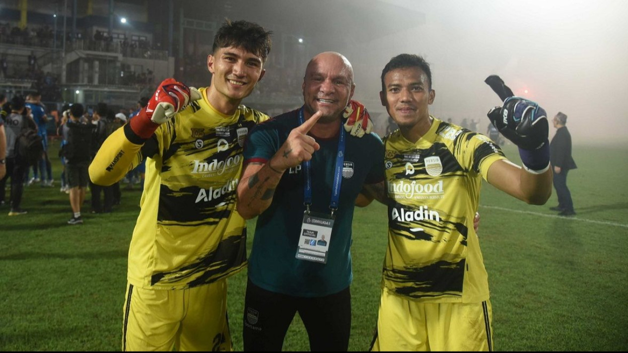 Persib Bandung Petik Keuntungan Besar dengan Punya Dua Kiper Inti, Sampai Ada yang Geser Posisi Kiper Eks Liga Inggris
            - galeri foto