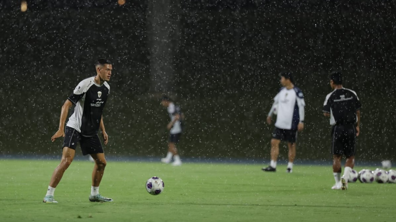 Kagetnya Shin Tae-yong Melihat Arab Saudi Dilanda Hujan Deras Saat Timnas Indonesia Latihan, Tanda-Tanda Garuda Bakal Raih Kemenangan?
            - galeri foto