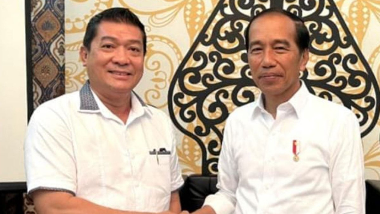 Ini Sosok Silfester Matutina, Relawan Jokowi yang Hampir Adu Jotos dengan Rocky Gerung Ternyata Mantan Narapidana? 
            - galeri foto