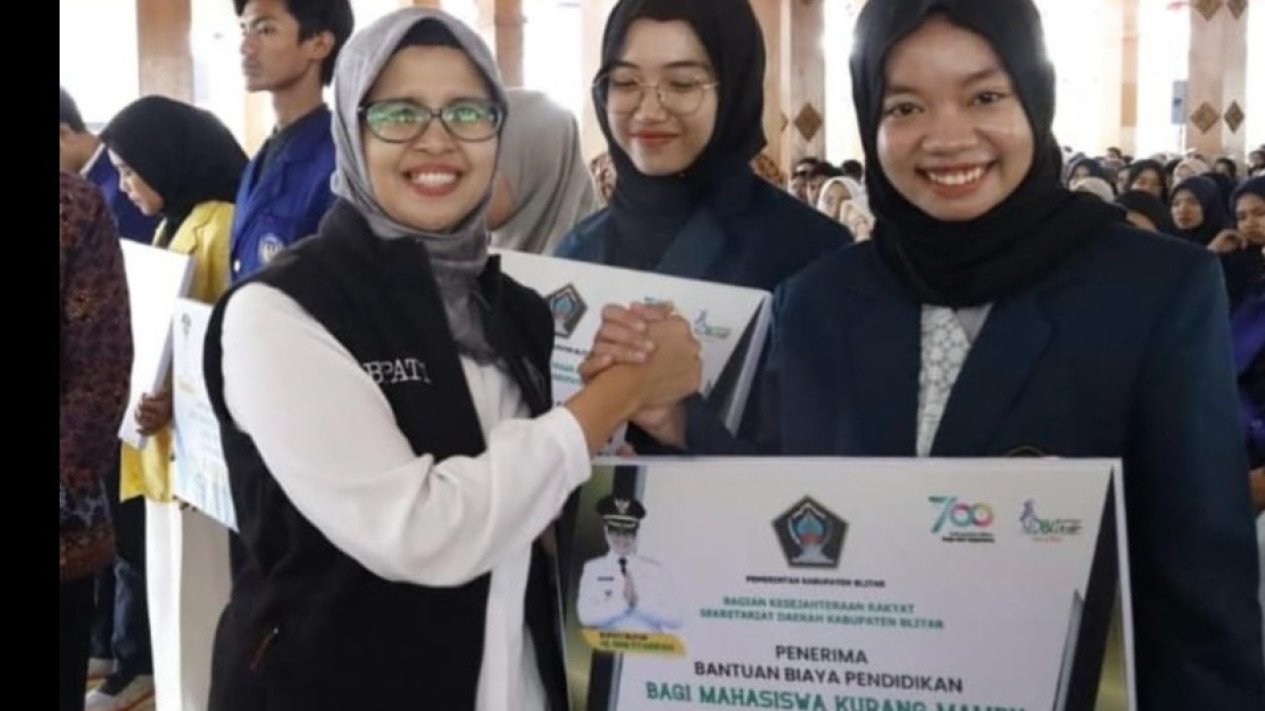 Bupati Blitar Beri Beasiswa untuk Mahasiswa Berprestasi dan Kurang Mampu
            - galeri foto