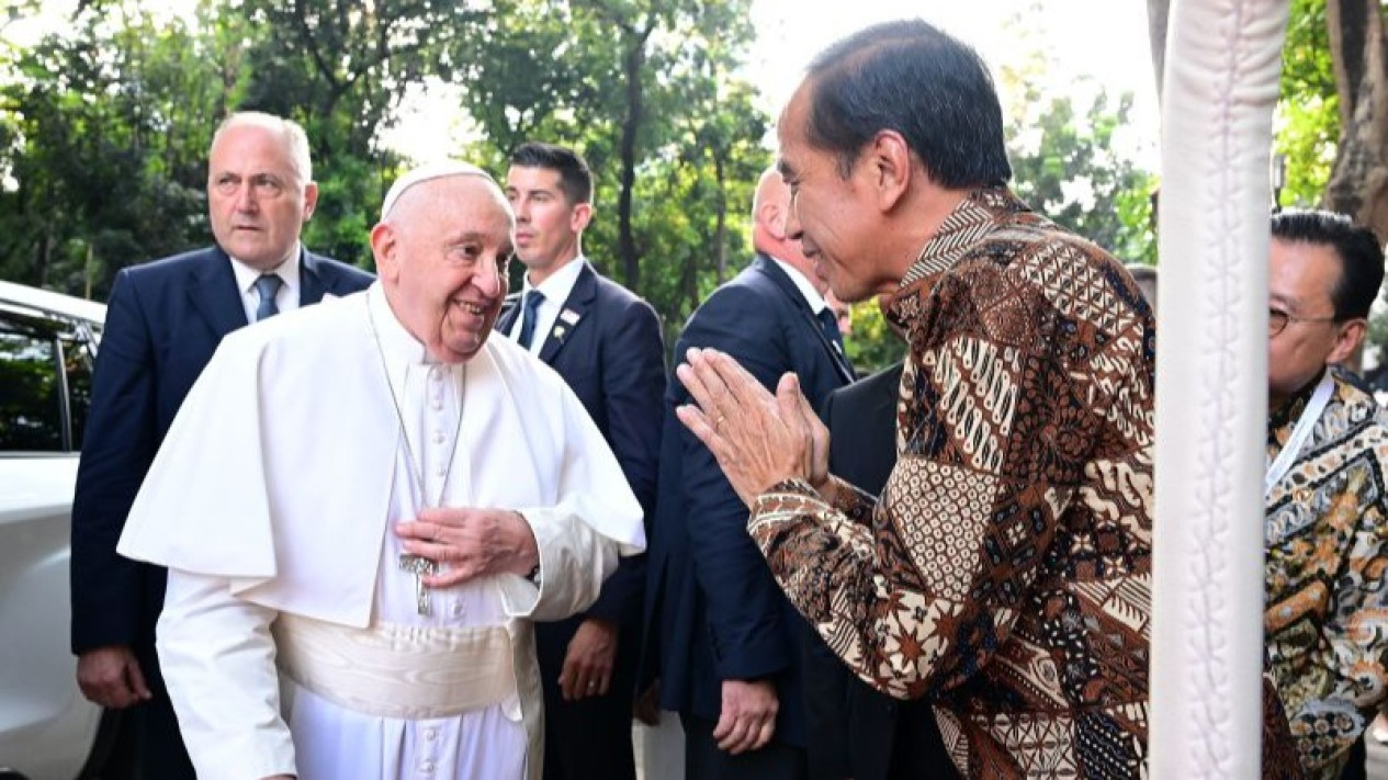 Di Tengah Kehadiran Paus Fransiskus di Indonesia, Jokowi Beri Pesan Menohok
            - galeri foto