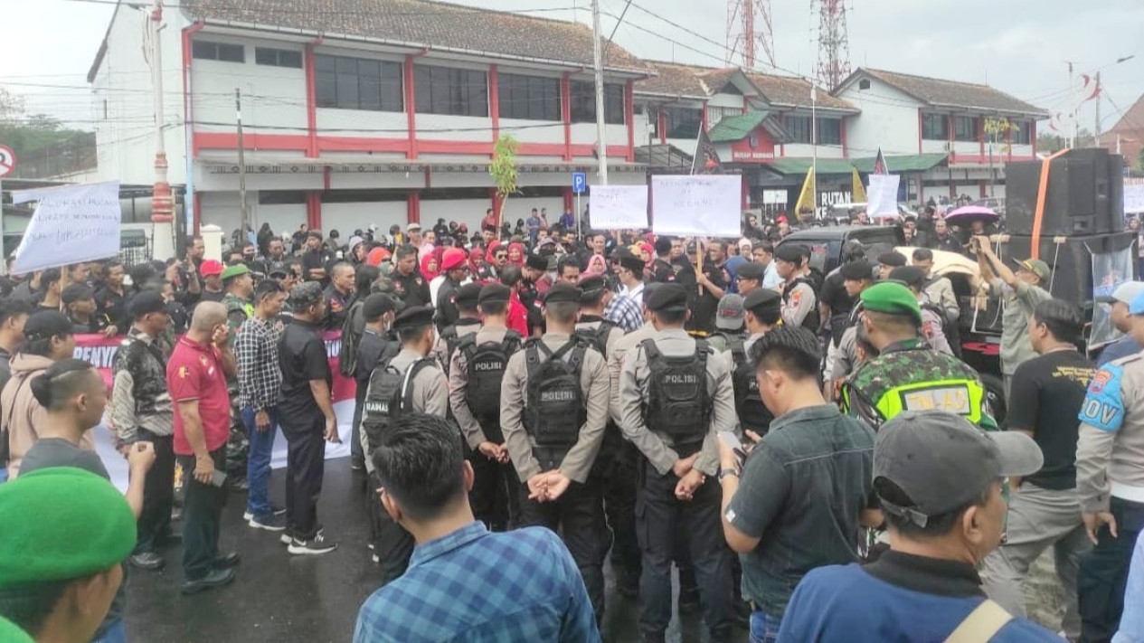 Masyarakat Kebumen Grudug Kejaksaan Kebumen, Tuntut Kepastian Hukum Kasus Revitalisasi Alun-alun
            - galeri foto