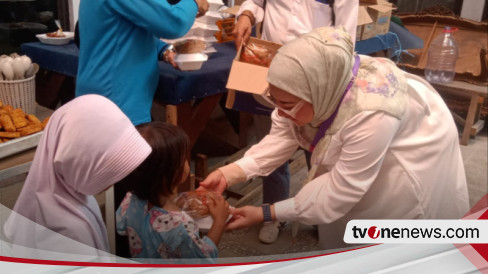 Jumat Berkah, Relawan Bang RK Teman Kita Bagikan Makanan Gratis di Jakarta Utara