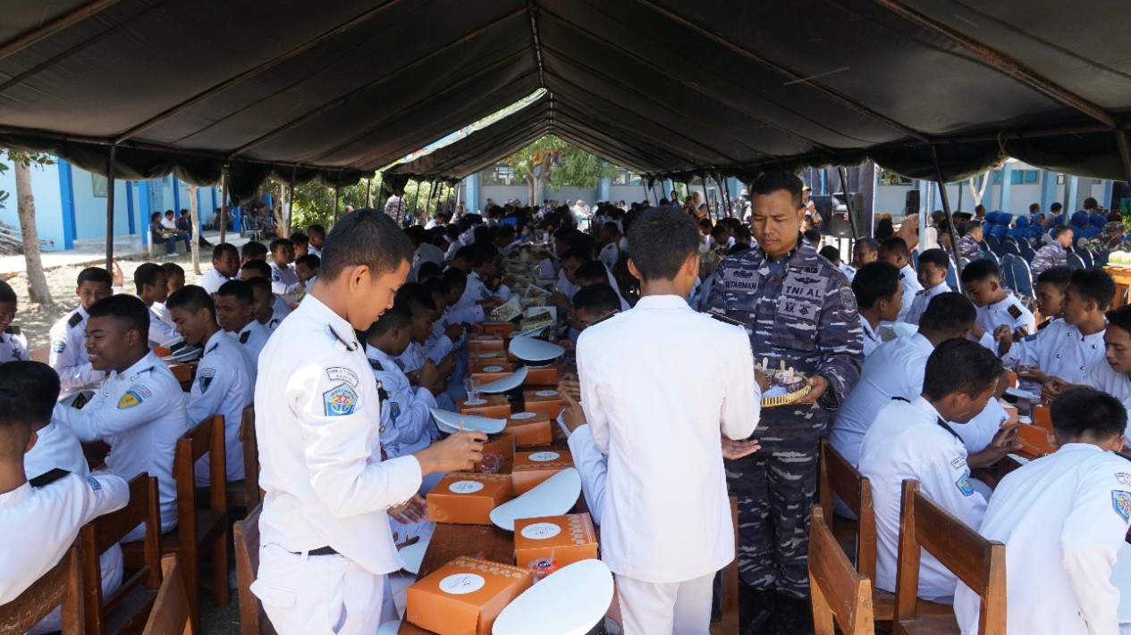 Makan Siang Bergizi Serentak Bersama TNI AL Ini Pecahkan Rekor MURI
            - galeri foto