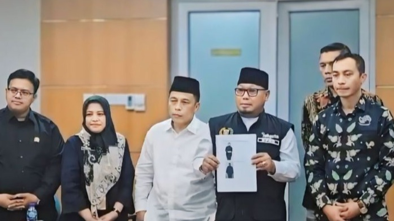 Buntut Larangan Hijab, RS Medistra Dipanggil DPRD Jakarta, Petugas yang Lakukan Wawancara Diskriminatif Dapat Sanksi Tegas
            - galeri foto