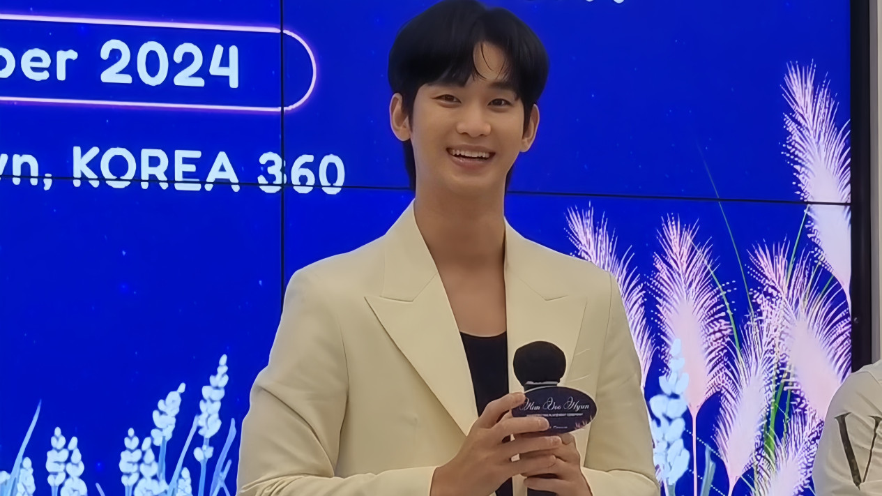 Tak Hanya Fanmeeting, Aktor Kim Soo Hyun Kunjungi Korea 360 untuk Handprinting Placement Ceremony
            - galeri foto