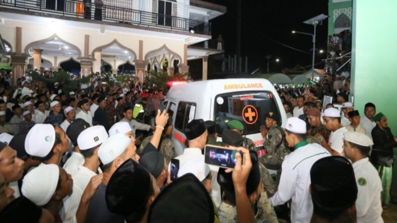 Ribuan Warga Sambut Kedatangan Jenazah Bacawagub Aceh Tu Sop
            - galeri foto