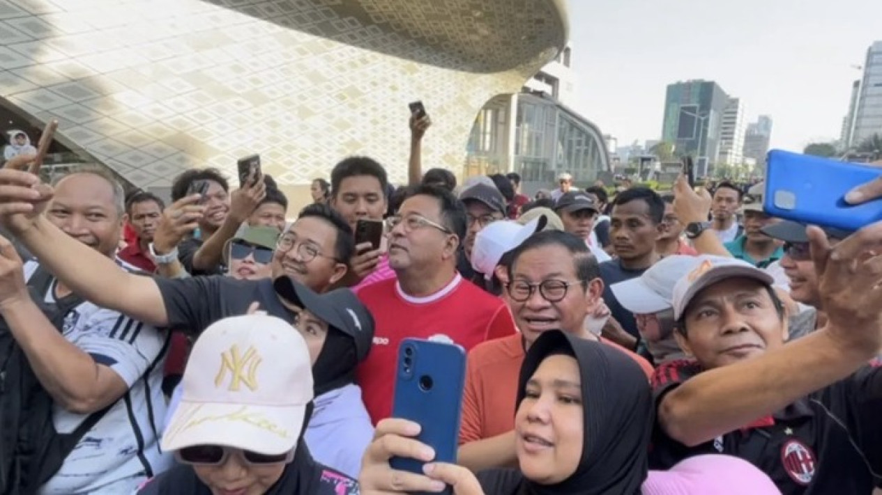 Naik MRT dan Sapa Warga di CFD Bundaran HI, Pramono Anung dan Rano Karno: Masyarakat di Sini Cukup Banyak, Kita Bisa Dengar Masukan dan Keluhan
            - galeri foto