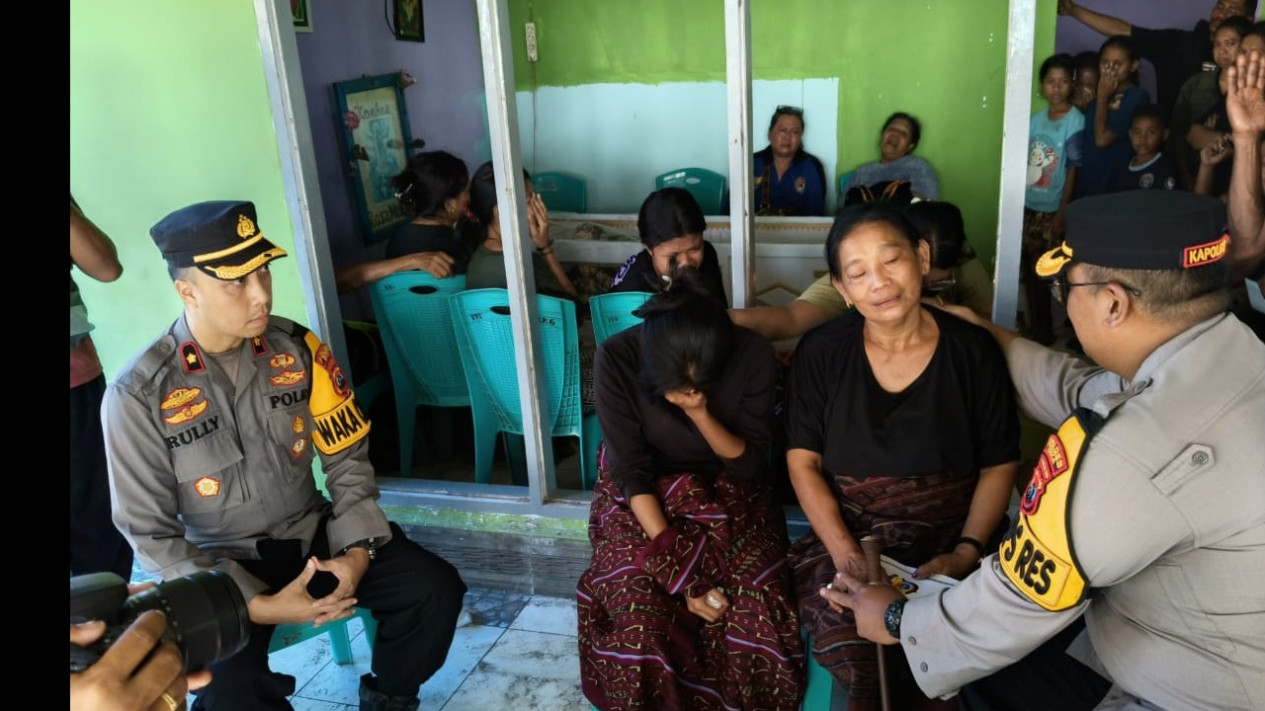 Diduga Mabuk Miras, Oknum Polisi di Sikka Tabrak Warga Hingga Tewas
            - galeri foto