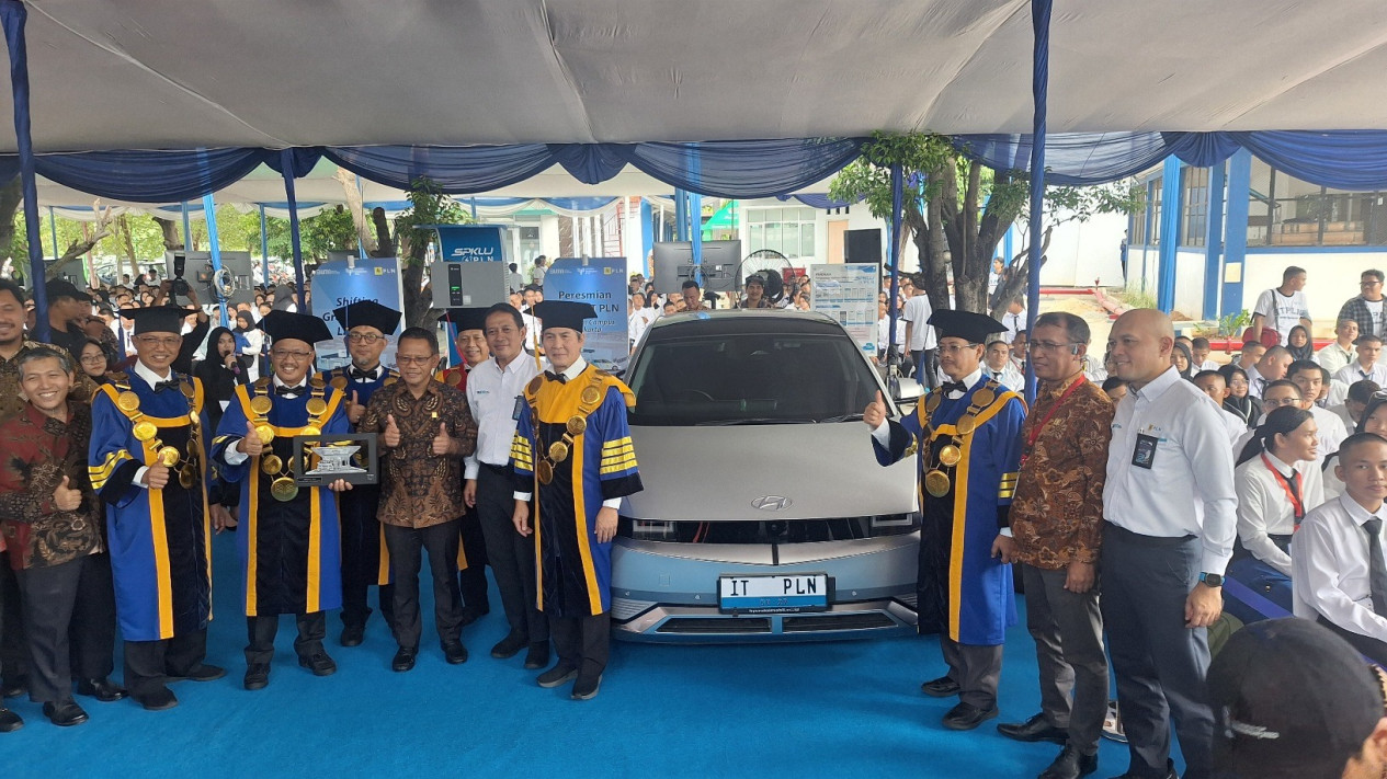 Masif Penggunaan Kendaraan Listrik, PLN UID Jakarta Raya Targetkan Tiang Listrik Jadi SPKLU
            - galeri foto