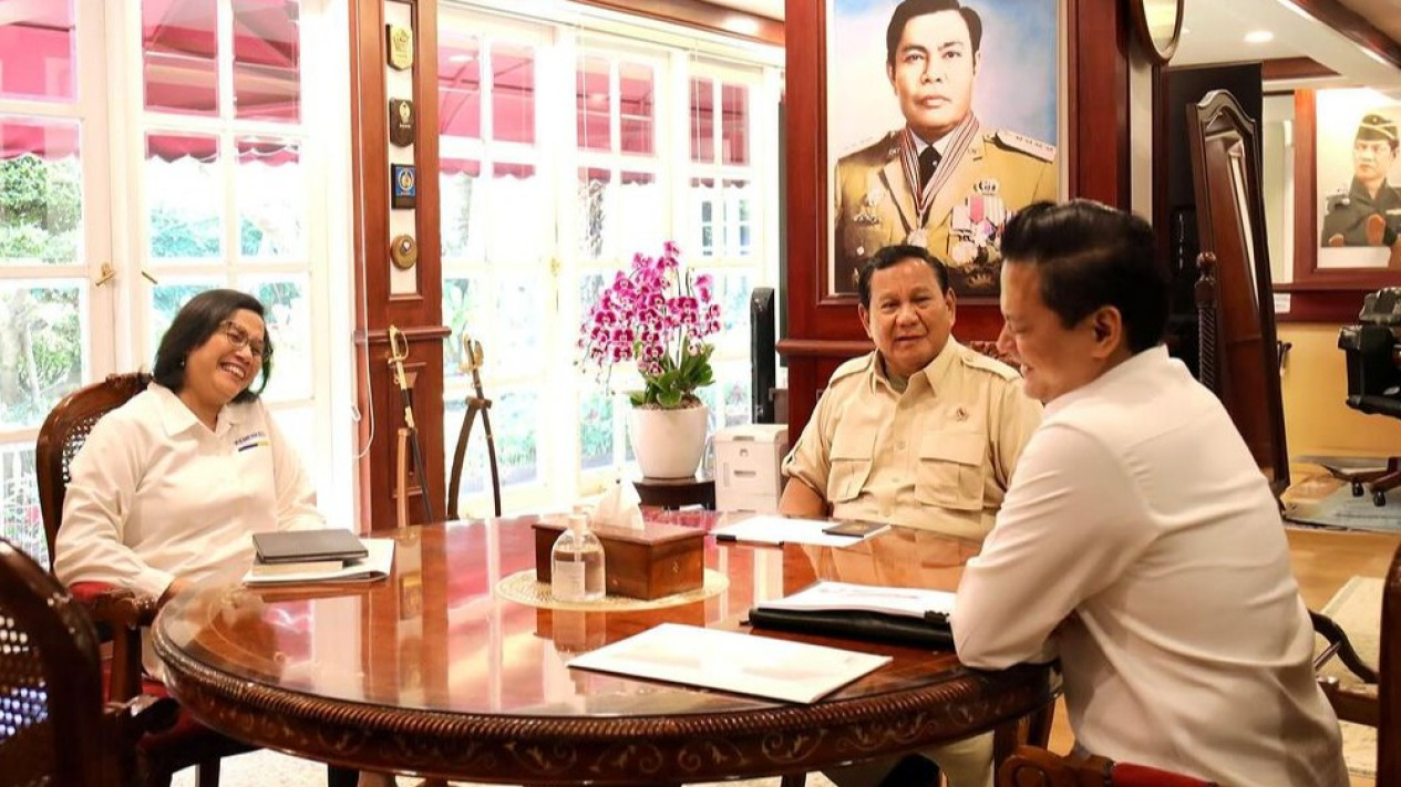 Ditemani Thomas Djiwandono, Sri Mulyani Temui Prabowo Laporkan Detail APBN, Terungkap Begini Arahan Presiden Terpilih
            - galeri foto