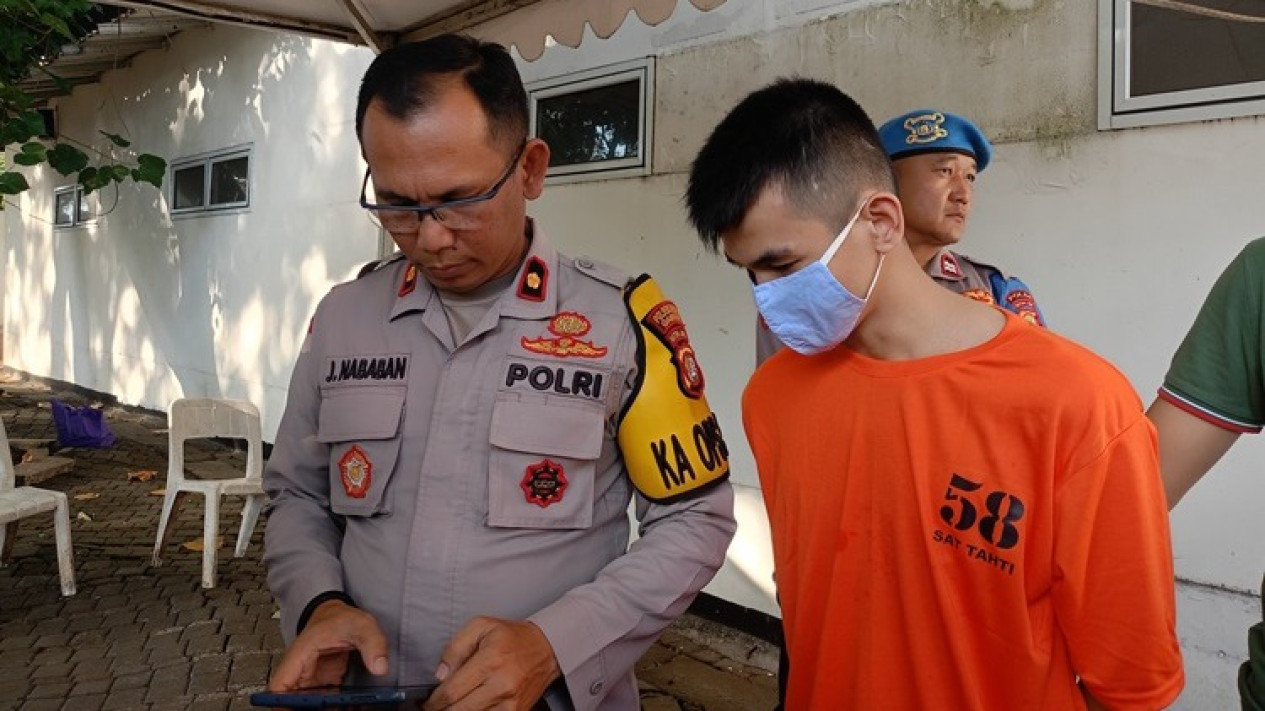 Polisi Ungkap Motif Penusukan Kasir Minimarket di Gambir oleh Rekan Kerjanya
            - galeri foto