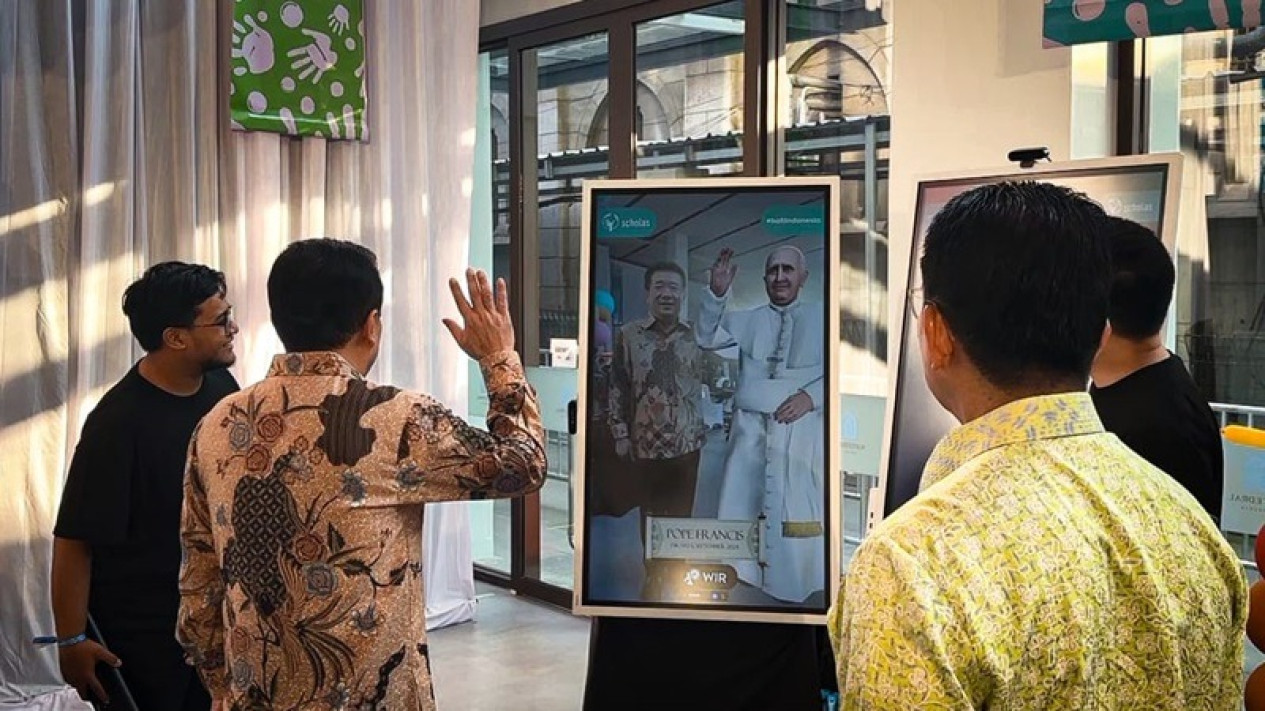 Teknologi AR Ini Bawa Masyarakat Bisa Rasakan Pengalaman Berfoto dengan Paus Fransiskus Secara Virtual
            - galeri foto