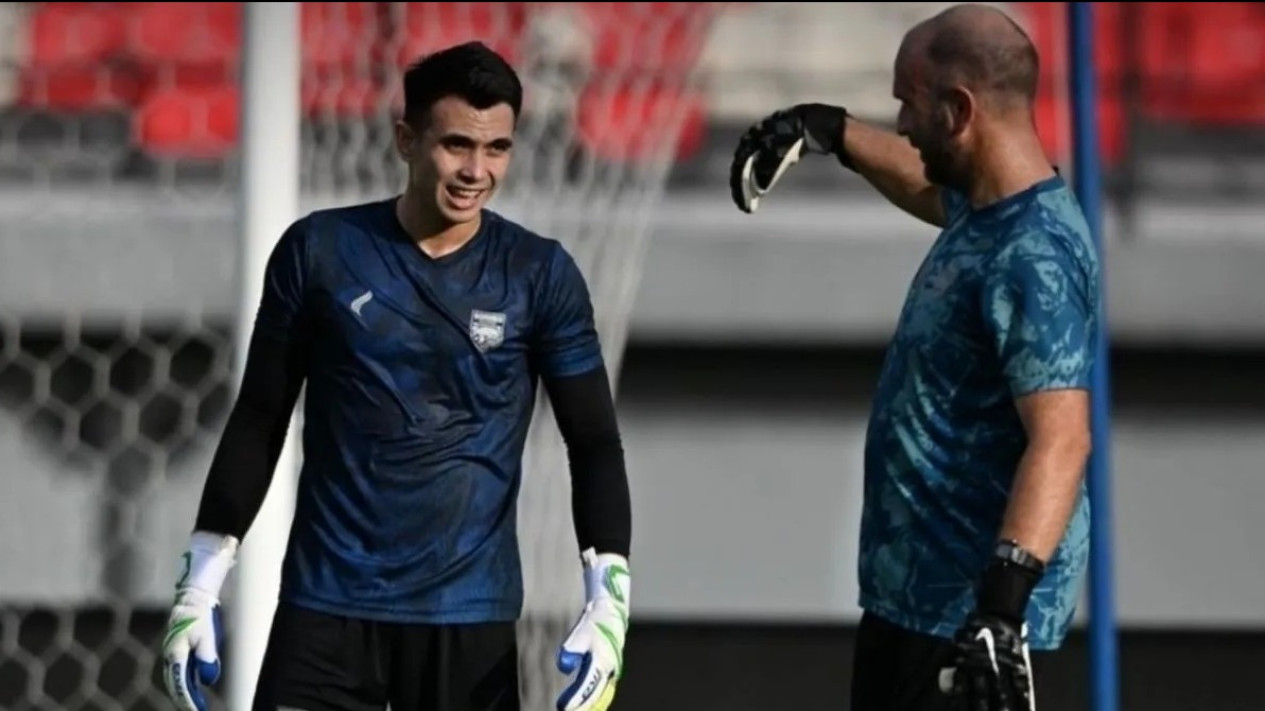 Pulang dari Timnas Indonesia, Kiper Utama Borneo FC Malah Kartu Merah Sampai Pelatih Lakukan Ini
            - galeri foto