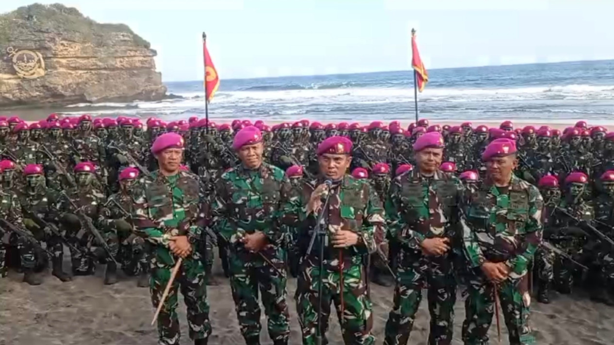 461 Prajurit Muda TNI AL Resmi Terima Baret Ungu di Pantai Selatan Jawa
            - galeri foto