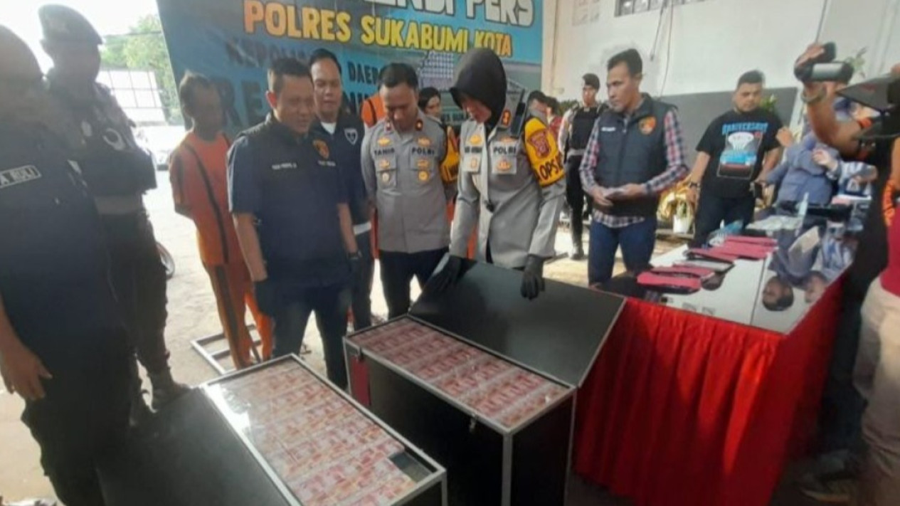 Kerugian Capai Rp1 Miliar, Polisi Berhasil Bekuk Komplotan Penipuan Modus Penggandaan Uang
            - galeri foto