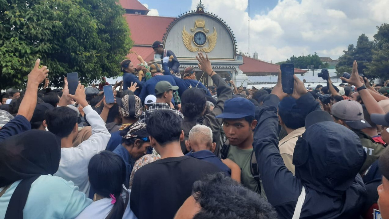 Ratusan Wisatawan Berebut Keberkahan dari Gunungan Grebeg Maulud di Keraton Yogyakarta
            - galeri foto