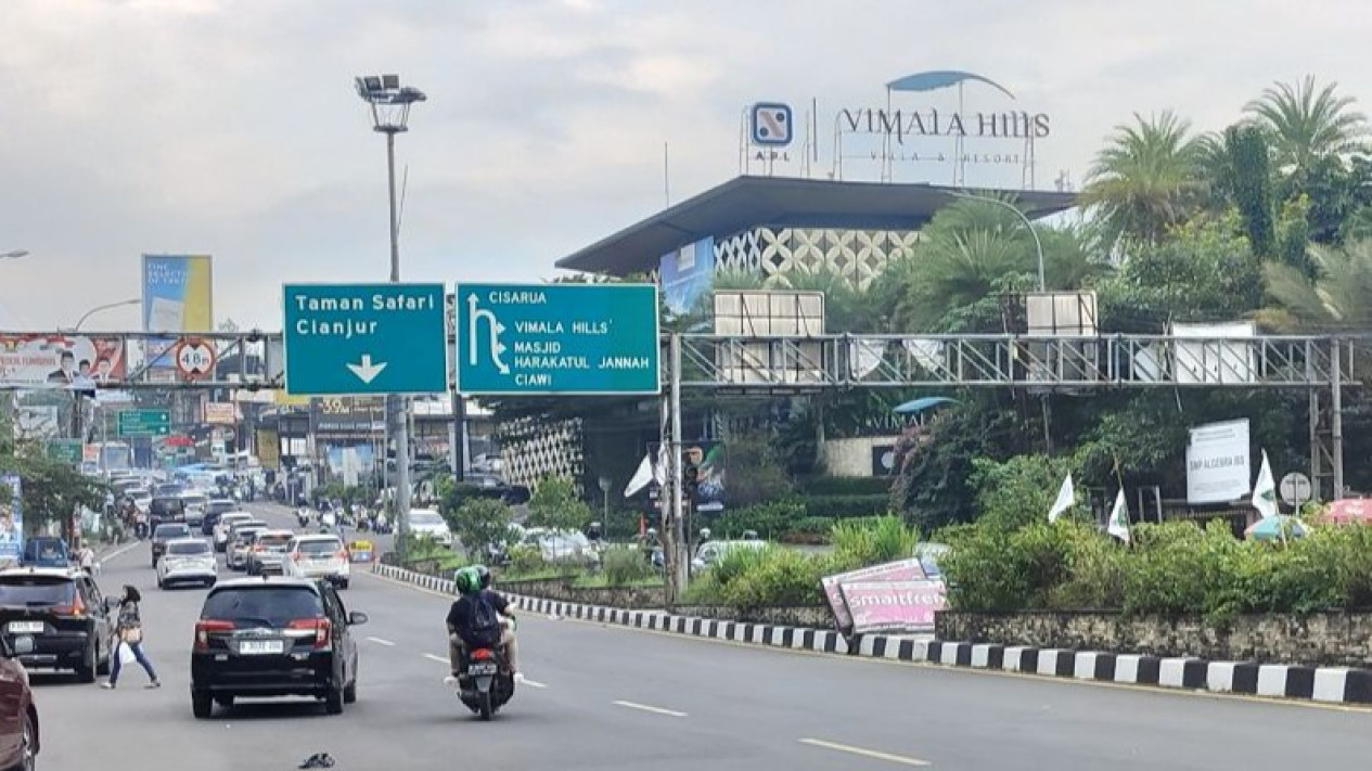 Sempat Ditutup 8 Jam, Polisi Buka Jalan ke Puncak Urai Kemacetan
            - galeri foto