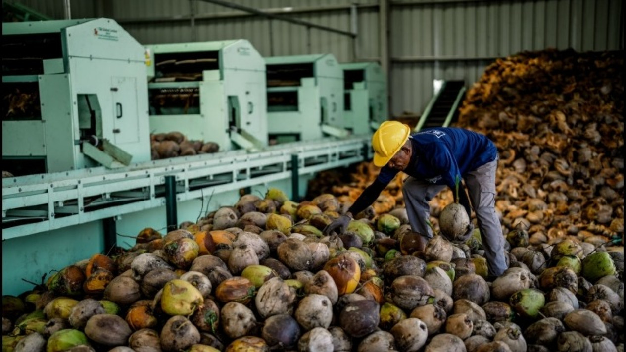 Operasikan Dua Pabrik Pengolahan Kelapa, JHL Group Berkomitmen Sejahterakan Hidup Para Petani dan Jaga Indonesia Tetap Lestari
            - galeri foto