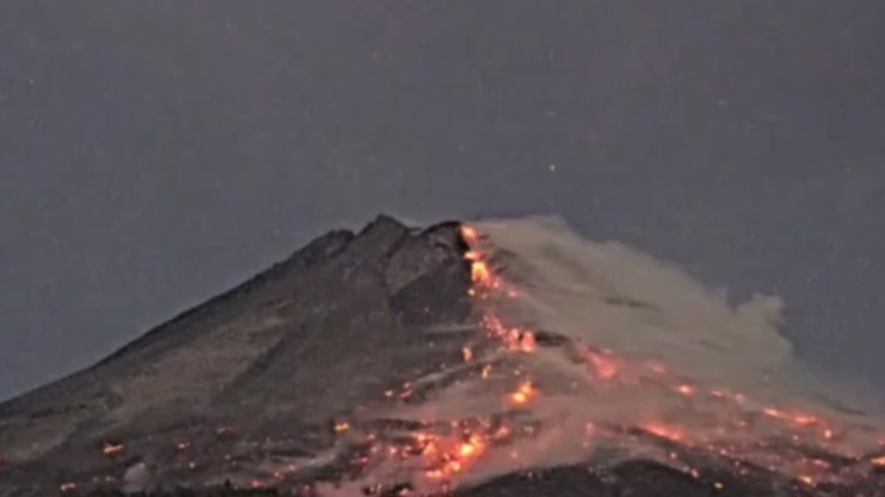 Awan Panas Gunung Merapi Kembali Meluncur Satu Kilometer ke Arah Barat Daya
            - galeri foto