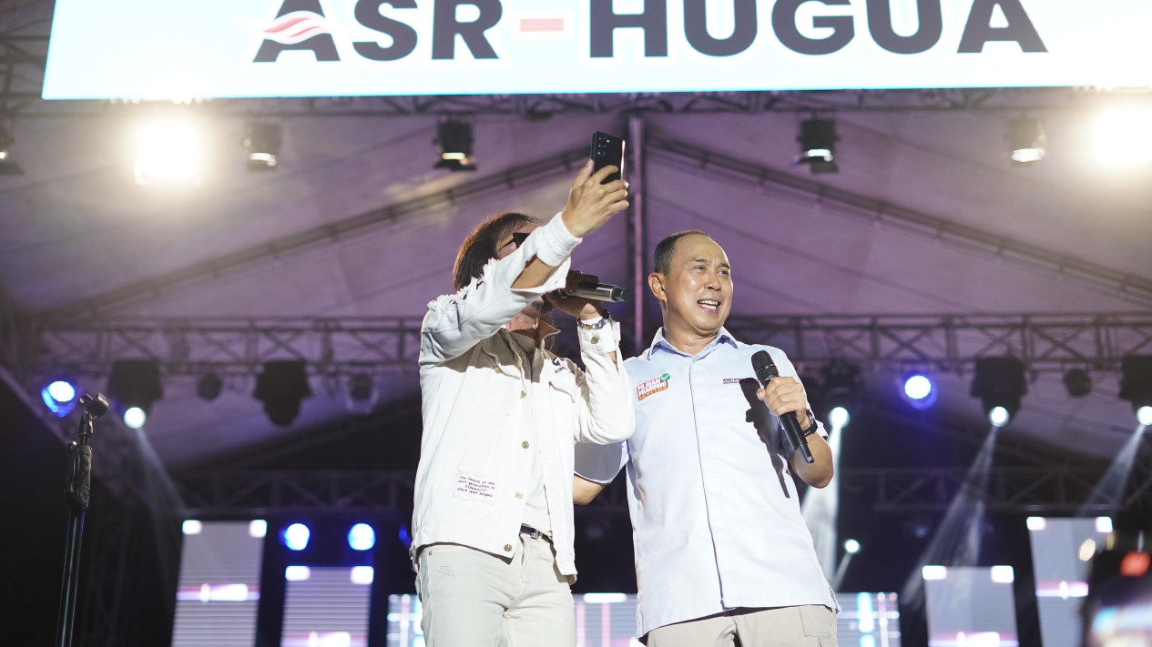 Pasangan Calon Gubernur dan Wakil Gubernur Sulawesi Tenggara, Andi Sumangerukka-Hugua, Gelar Konser Berkah III di Bau Bau
            - galeri foto