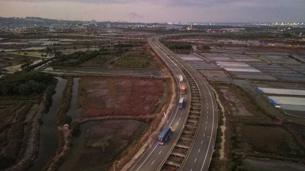 Fly Over Terminal Teluk Lamong Surabaya Resmi Beroperasi, Mudahkan Arus Logistik
            - galeri foto