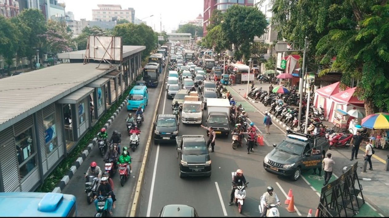 Gara-gara Penentuan Nomo Urut Cagub-Cawagub di Kantor KPU Jalan Salemba Raya Sempat Macet
            - galeri foto