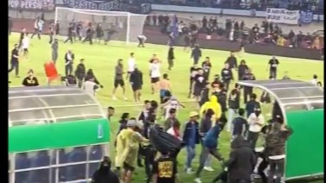 Bukannya Belajar dari Tragedi Kanjuruhan, 3 Insiden Pitch Invasion yang Terjadi di Persib 
            - galeri foto