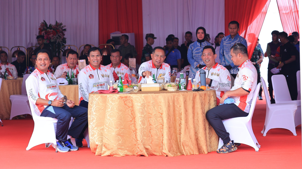 Panglima dan Kapolri Kompak Hadiri Pesta Rakyat HUT TNI di Monas
            - galeri foto