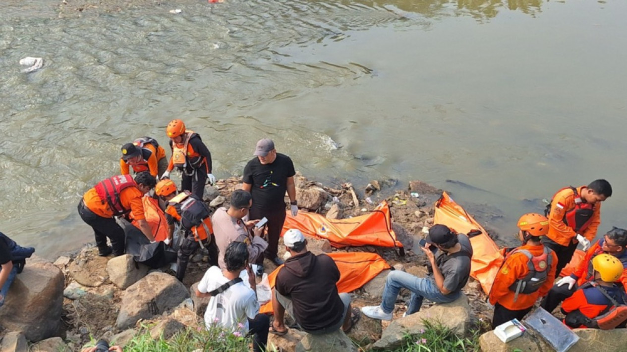 Komisi III DPR RI Tinjau Lokasi Sebelum Penemuan 7 Jasad di Kali Bekasi, Pertanyakan Kepemilikan Sajam
            - galeri foto