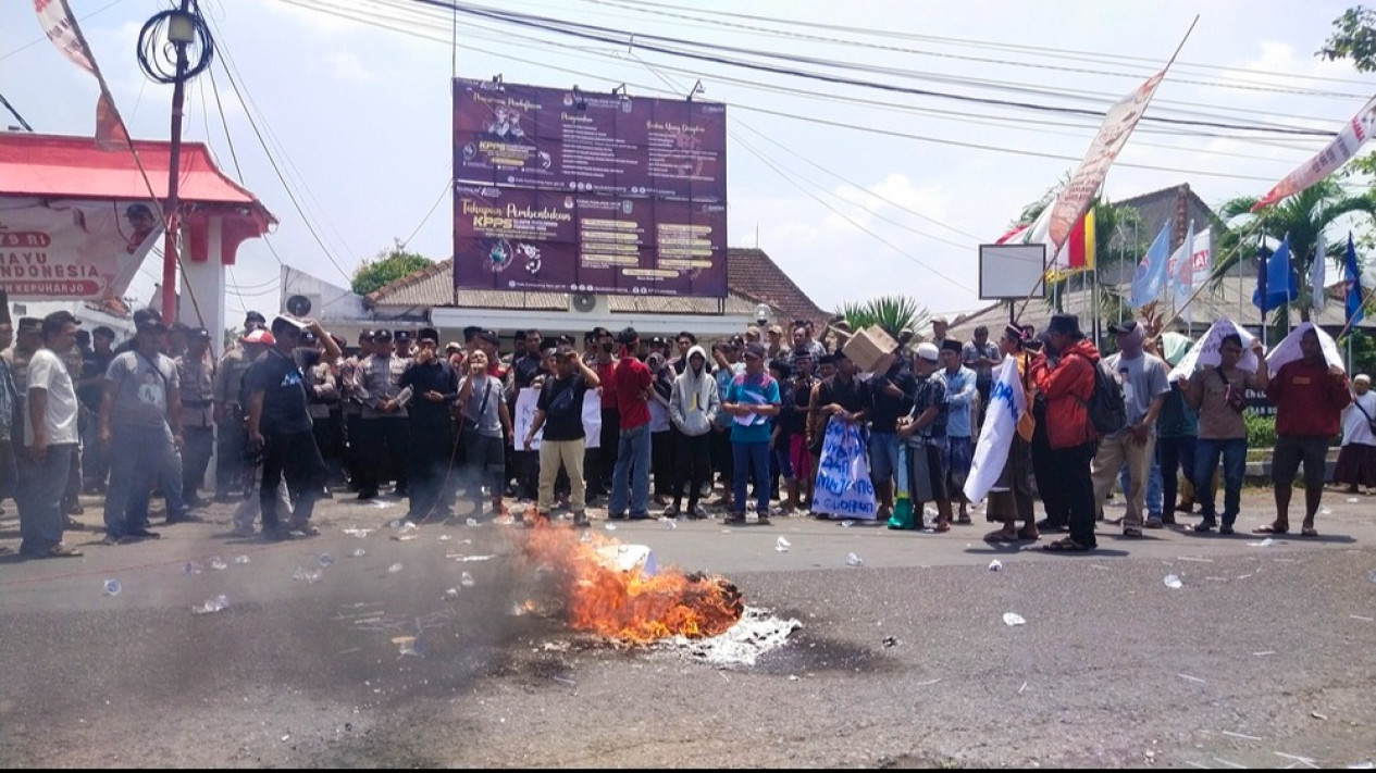 Pendukung Ghufron Sirodj Gruduk Kantor KPU Lumajang, Minta Tetap Dilantik Jadi DPR RI
            - galeri foto