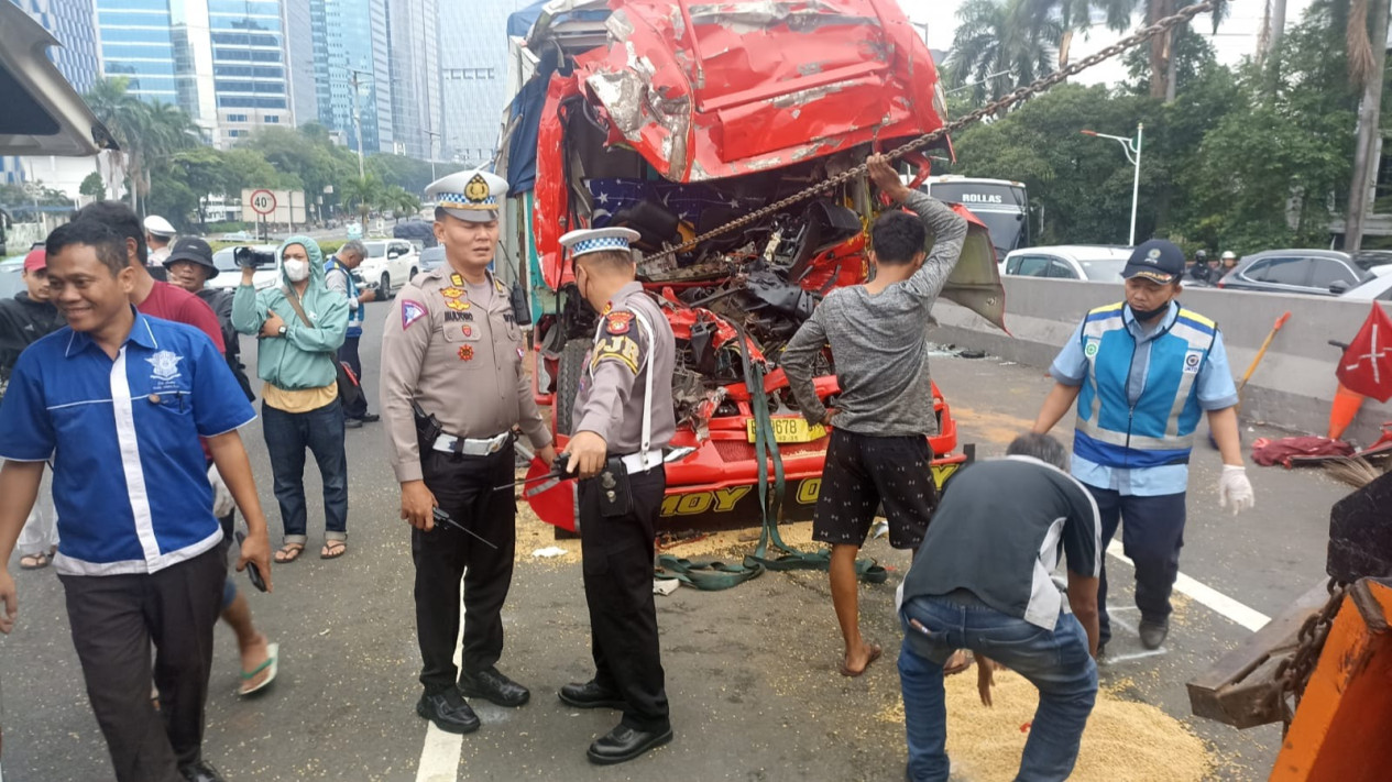 Terungkap! Penyebab Truk Tabrak Truk di Tol Dalkot Kuningan Arah Cawang yang Tewaskan 1 Sopir, Ternyata....
            - galeri foto