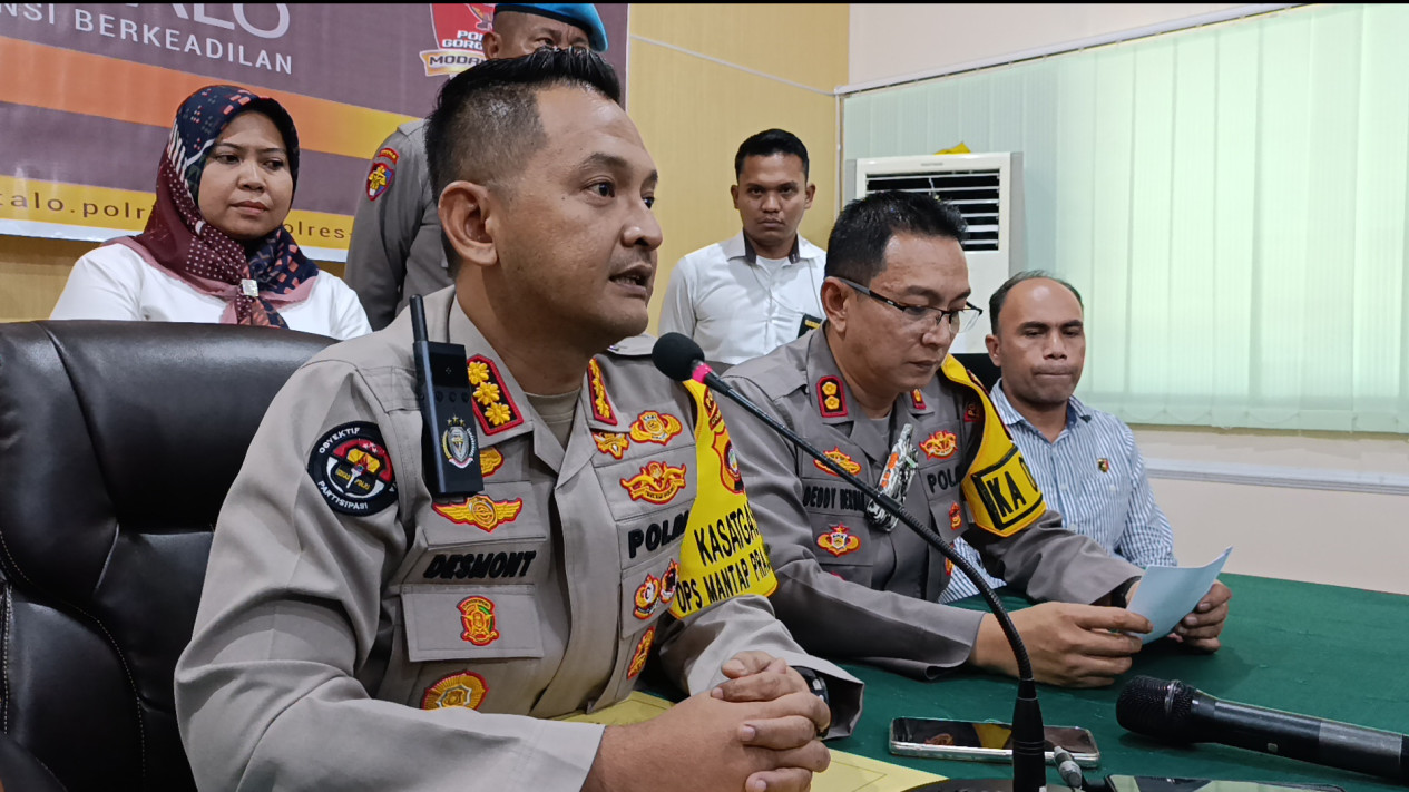 Polisi Kantongi Identitas Penyebar & Perekam Video Asusila Oknum Guru dan Siswi di Gorontalo
            - galeri foto