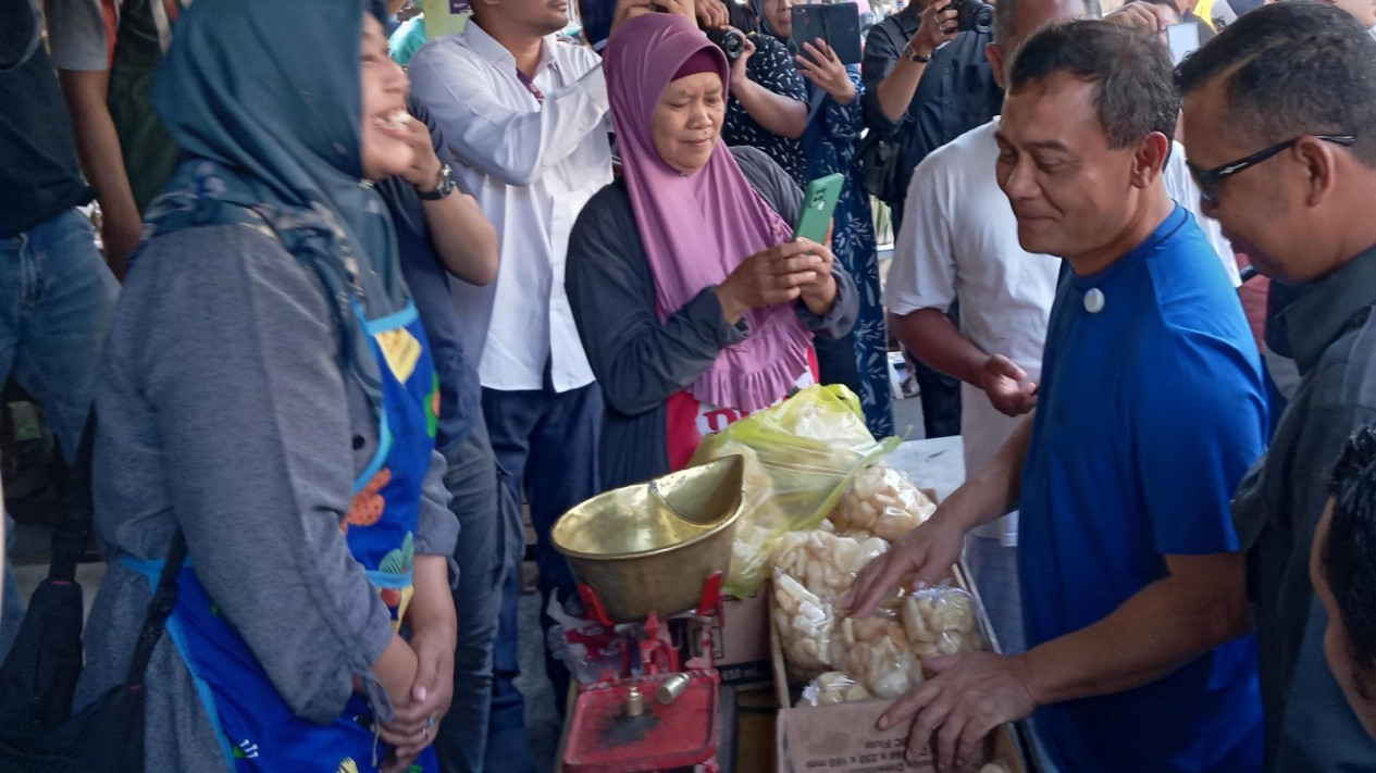 Blusukan ke Pasar Delanggu Klaten, Ahmad Luthfi Minum Jamu dan Borong Peyek Belut
            - galeri foto