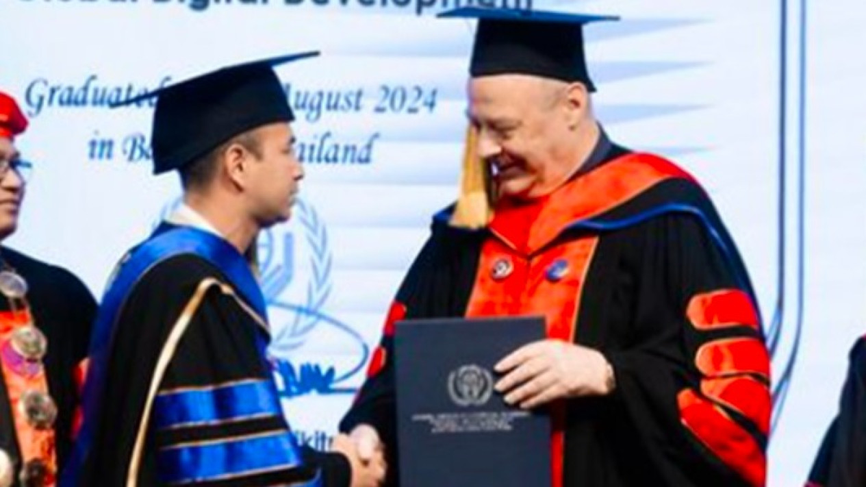 Raffi Ahmad Dapat Gelar Doktor Honoris Causa dari UIPM, Hotman Paris: Bahkan Harusnya Dia Profesor, Dia Sudah Puluhan Tahun Berkarya
            - galeri foto