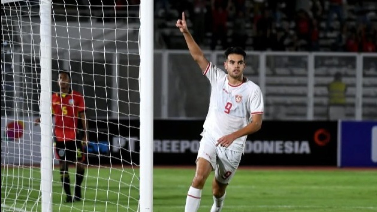 Momen Sujud Syukur Pemain Timnas Indonesia U20 Bikin Salfok, Netizen Soroti Cara Jens Raven Pamer Toleransi Beragama
            - galeri foto