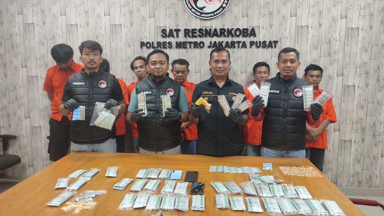 Polisi Dapati Ribuan Obat Terlarang Beredar di Pasar Tanah Abang
            - galeri foto